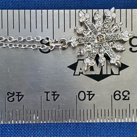 Dazzling Vintage Crystal Snowflake Pendant Necklace - Picture 7 of 8